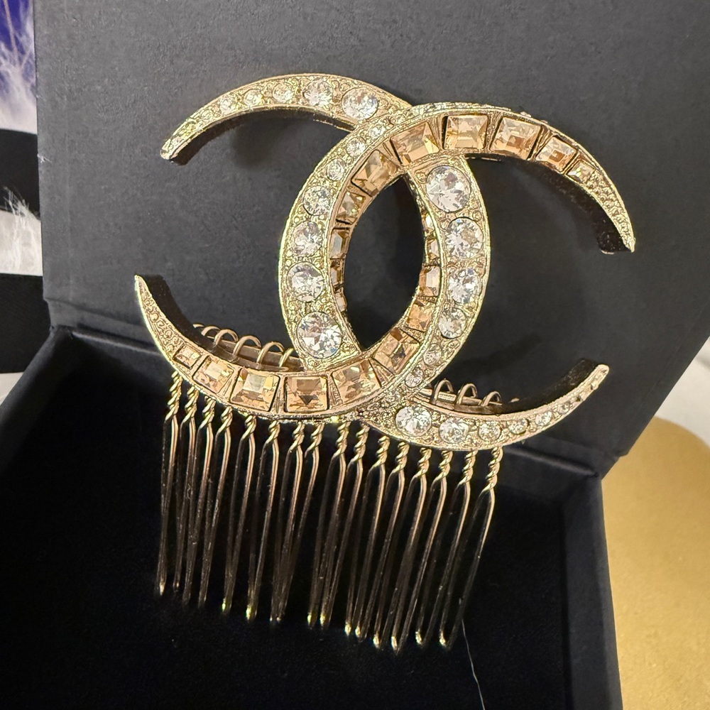 Chanel Dubai 2015 CC Crystal Embellished Gold Tone Hair Comb - Picture 3 of 8